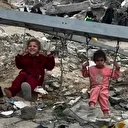 Gazzeli çocuklar enkazın ortasında kurdukları umut salıncağında oynadı