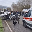 Kamyonla çarpışan otomobil ikiye bölündü: Bir kişi öldü, iki kişi yaralandı