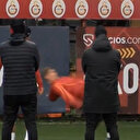 Galatasaraylı futbolcunun düşüşü espri konusu oldu: Cebine taş koyun