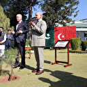 Cumhurbaşkanı Erdoğan İslamabad'da kendisi için dikilen fidana can suyu verdi