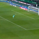 Kendi kalesine tartışma çıkaran bir gol attı