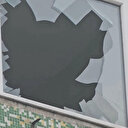 Uyuşturucunun etkisindeki iki genç arkadaşlarını önce darp edip sonra camdan dışarı fırlattılar: Camı parçalayıp 10 metreden yere çakıldı