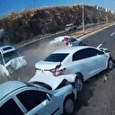 Şanlıurfa'da 4 arabanın karıştığı zincirleme kaza anbean kaydedildi