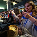 Le tricot-ciné, remède de grand-mère contre la solitude numérique