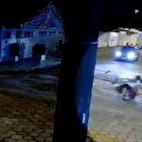 Akılalmaz kaza saniye saniye kamerada: Kabloya dolanan bisikletli kadın metrelerce havaya savruldu