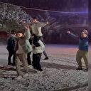 Sakarya'da vatandaşlar kar yağışını çiftetelli oynayarak kutladılar