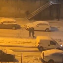 Kar topu atan gençleri dövmek için araçtan indi: El frenini çekmeyi unuttu