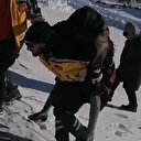 Sağlık ekiplerinden fedakar davranış: 80 yaşındaki hastayı sırtlarında taşıdılar