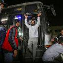 İsrail’in alıkoyduğu Filistinli tutsaklar özgürlüğüne kavuştu: Ramallah’ta aileleri coşkuyla karşıladı