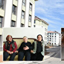 Deprem konutlarına yerleşen afetzedeler yeni evlerinden memnun