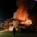 Sakarya'da mahalleliyi sokağa döken yangın: İki katlı ev alev topuna döndü