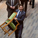 Kanada Başbakanı Trudeau meclisten ayrılırken koltuğunu da yanında götürdü