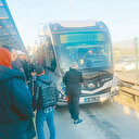 Yolcular metrobüsün önünü kesti