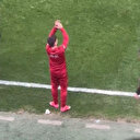 Galatasaraylı futbolcunun yedek kulübedeki görüntüsü dikkati çekti