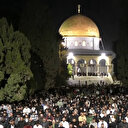 On binlerce Filistinli Mescid-i Aksa'da teravih namazında saf tuttu