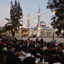 İHH Suriye'nin Humus kentinde her gün bin 500 kişiye iftar veriyor