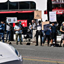 Elon Musk'a kızıp acısını Tesla'dan çıkarıyorlar: Arabalarınızı satın!