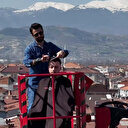 Bursa'da vinci berbere çevirdi metrelerce yüksekte müşterilerini tıraş etti