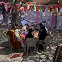 İşgalcilerin enkaza çevirdiği evlerine iftar sofrası kurdular