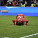 Milli futbolcu Gazze pankartının önünde secde etti