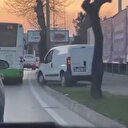 Trafikten kaçmak için kaldırıma çıktı