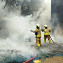 Ahşap paletlerde başlayan yangın evlere sıçradı