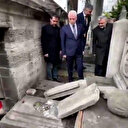 İstanbul Valisi Davut Gül Şehzadebaşı Camii'nde saldırganların zarar verdiği tarihi mezarları inceledi