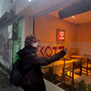 CHP Genel Başkanı Özgür Özel’in hedef göstermesi sonrası vandallar Espressolab şubelerine zarar veriyor