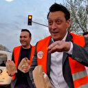 İftara yetişmeye çalışan vatandaşlara Mesut Özil sürprizi: İstanbulluya iftariye dağıttı