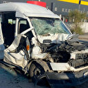 Servis minibüsü tırla çarpıştı: 8 kişi yaralı olarak kurtuldu