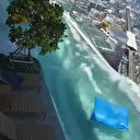 Gökdelenin tepesindeki havuzda deprem anı kamerada