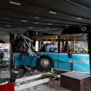 Şoför kalp krizi geçirdi: Antalya'da seyir halindeki halk otobüsü kafeteryaya daldı