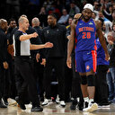 NBA’de yumruklar havada uçuştu: 5 oyuncu 2 antrenör atıldı, maç ateşe döndü