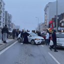 İki otomobilin çarpıştığı kazada üç araç hasar gördü: Yaralılar var