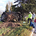 Balıkesir'de feci kaza: Refüje çarpan otomobildeki 5 kişi yaralandı