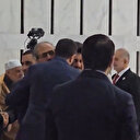 Ahmed Şara bayram tebriklerini kabul etti: Babasının elini öpüp musafahalaştı