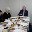 Cumhurbaşkanı Erdoğan eşi Emine Erdoğan'la beraber iftarı Fidan ailesinin evinde yaptı