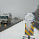 Bolu Dağı'nda kar yağışı sürüyor: Ekipler tuzlama ve küreme çalışmasıyla olası kazaları engelliyor