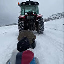 Karabük'te traktöre bağladıkları lastiklerle kayak keyfi yaptılar