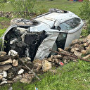 Otomobil evin bahçesine girdi: 2 kişi yaralandı