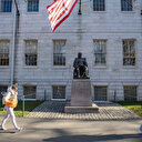 L'administration Trump gèle 2,2 milliards de dollars de financement à Harvard, qui ne plie à ses exigences