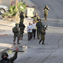İsrail ordusu Batı Şeria'daki protestoculara tüfek dipçikleriyle saldırarak tutukladı