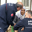 Evinde yangın çıkan 88 yaşındaki kadını gözyaşlarına boğuldu: İtfaiye erleri teselli etti