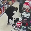 Sultangazi’de reyonda beğendiği ayakkabıyı giyip marketten çıktı; o anlar kamerada