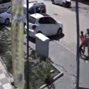 Sokak köpeklerinin saldırdığı anne kızı çevredekiler kurtardı