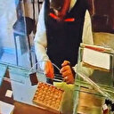 Sultanbeyli'deki bir kuyumcuda yarım milyonluk külçe altını çalan hırsız kamerada