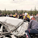 Tırla çarpışan otomobil kağıt gibi ezildi: Bir kişi öldü bir kişi ağır yaralandı