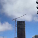 Deprem anında yüksek katlı binanın ve minarenin sallanması kamerada