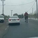 İstanbul'da deve kaçtı sahibi araçla kovaladı