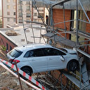 Kontrolden çıkan otomobil havada asılı kaldı